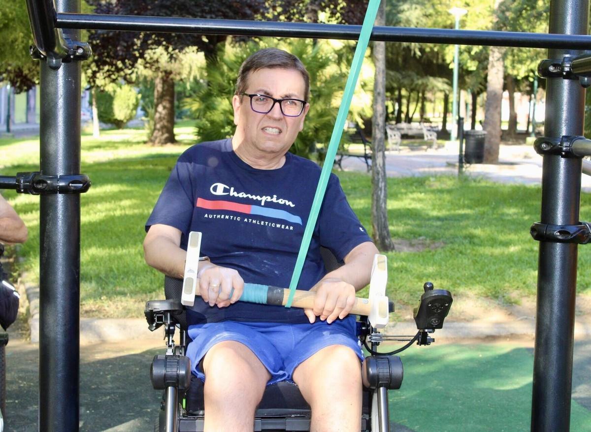 Pepe Mahugo entrena con bandas elásticas en el espacio adaptado que él mismo propuso habilitar en el parque José Pérez Jiménez.