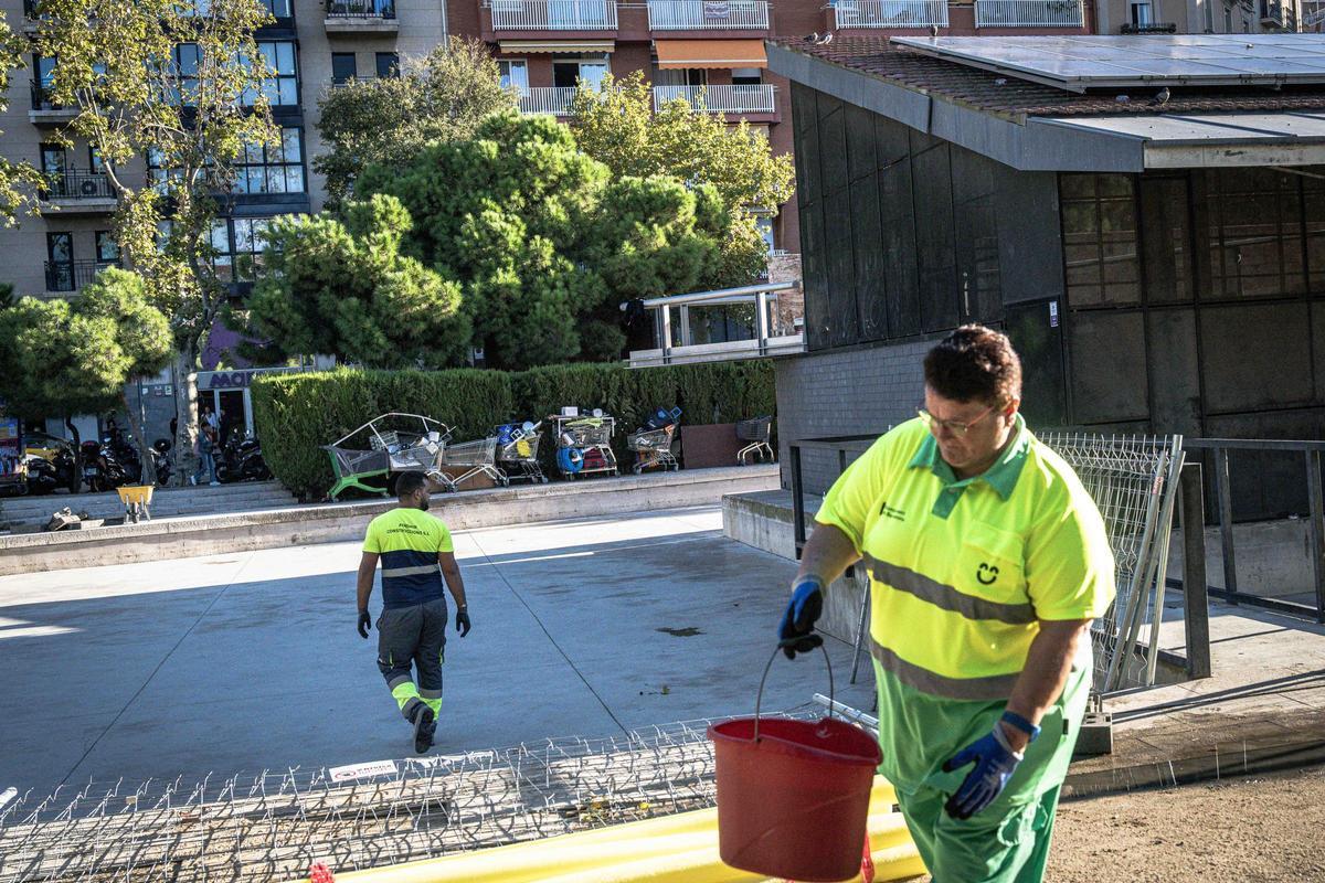 Barcelona desaloja a una treintena de personas sin hogar del parque Joan Miró