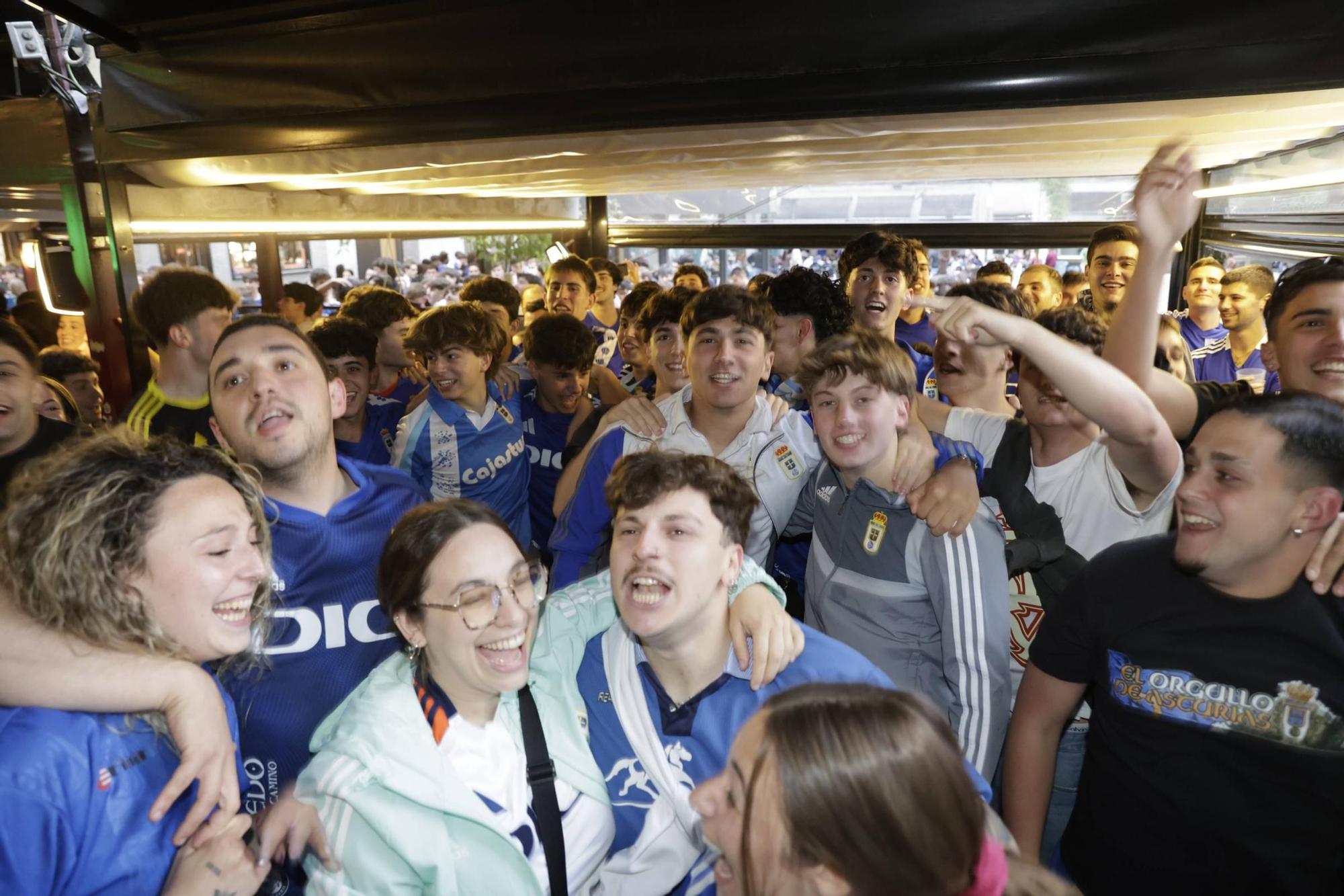 Así celebró la afición azul en Pedro Miñor la victoria del Oviedo en Almería
