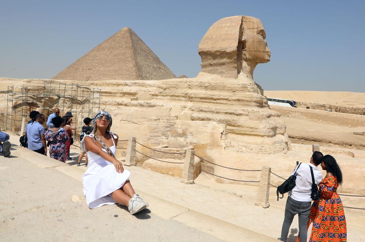 Giza (Egypt), 27/09/2022.- Tourists visit the Giza Pyramids and the Sphinx, in Giza, Egypt, on World Tourism Day 27 September 2022. Egypt has opened its museums and archaeological sites for free visits on the occasion of World Tourism Day and the 200th anniversary of Egyptology. The United Nation World Tourism Organization (UNWTO) celebrates World Tourism Day since 1980 with this year's theme being 'Rethinking Tourism' aimed at putting people at the center of key discussions on where Tourism was going. 'Tourism is one of the world'Äôs most important economic sectors. It employs one in every ten people on Earth and provides livelihoods to hundreds of millions more. For some countries, it can represent over 20 percent of their GDP', the UNWTO says on their website. (Abierto, Egipto) EFE/EPA/KHALED ELFIQI