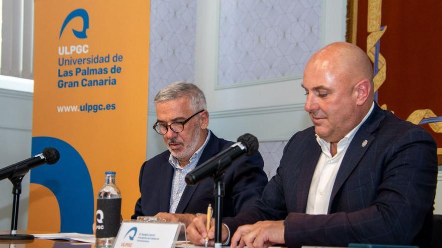 Sergio Lloret (d) y Lluís Serra (i),  durante la firma de un convenio para la Universidad de Verano en la isla majorera. | | LP / DLP