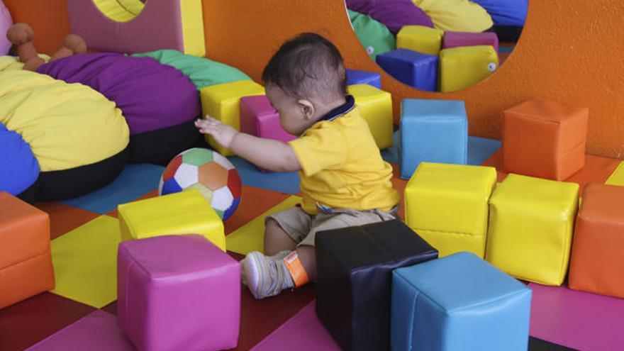 Un niño juega en una habitación llena de cojines.