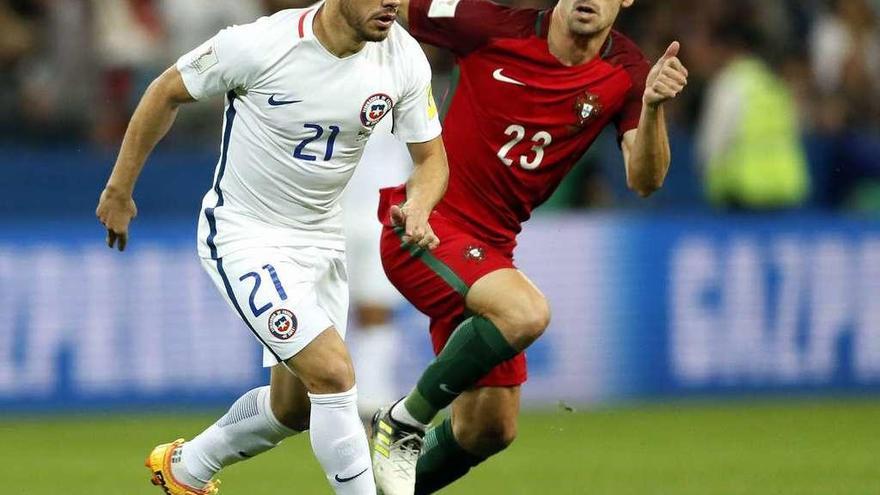 Marcelo Díaz conduce el balón durante un partido ante Portugal en la Copa Confederaciones. // Efe