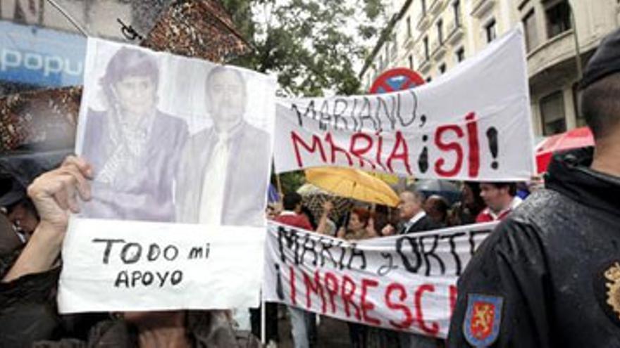 Unas 200 personas se concentran ante la sede del PP al grito de &quot;Rajoy, dimite hoy&quot;