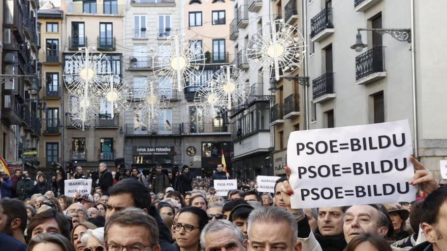 Feijóo joins the protest against the PSOE-Bildu agreement in Pamplona