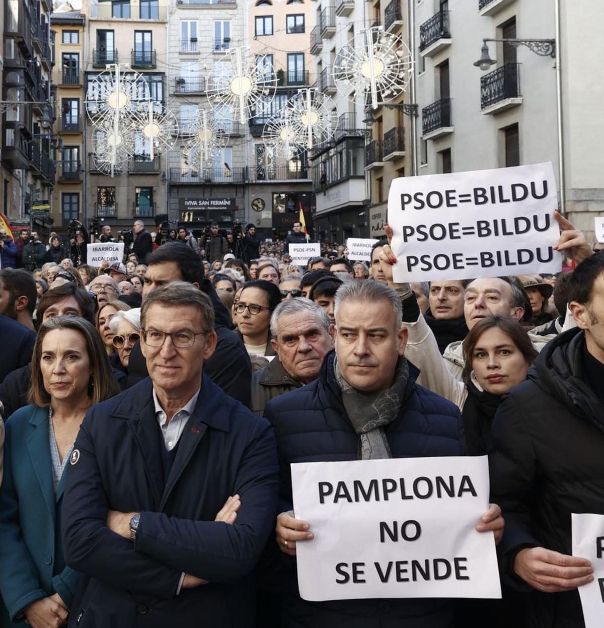 Feijóo s’afegeix a Pamplona a la protesta contra el pacte PSOE-Bildu