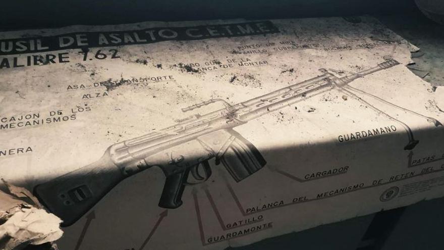 Cartel explicativo de las partes de un fusil de asalto hallado en las instalaciones de la ETEA.