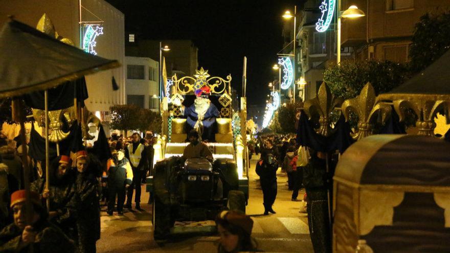 Trajes nuevos y carrozas de propiedad del Ayuntamiento para la Cabalgata de Reyes en Petrer