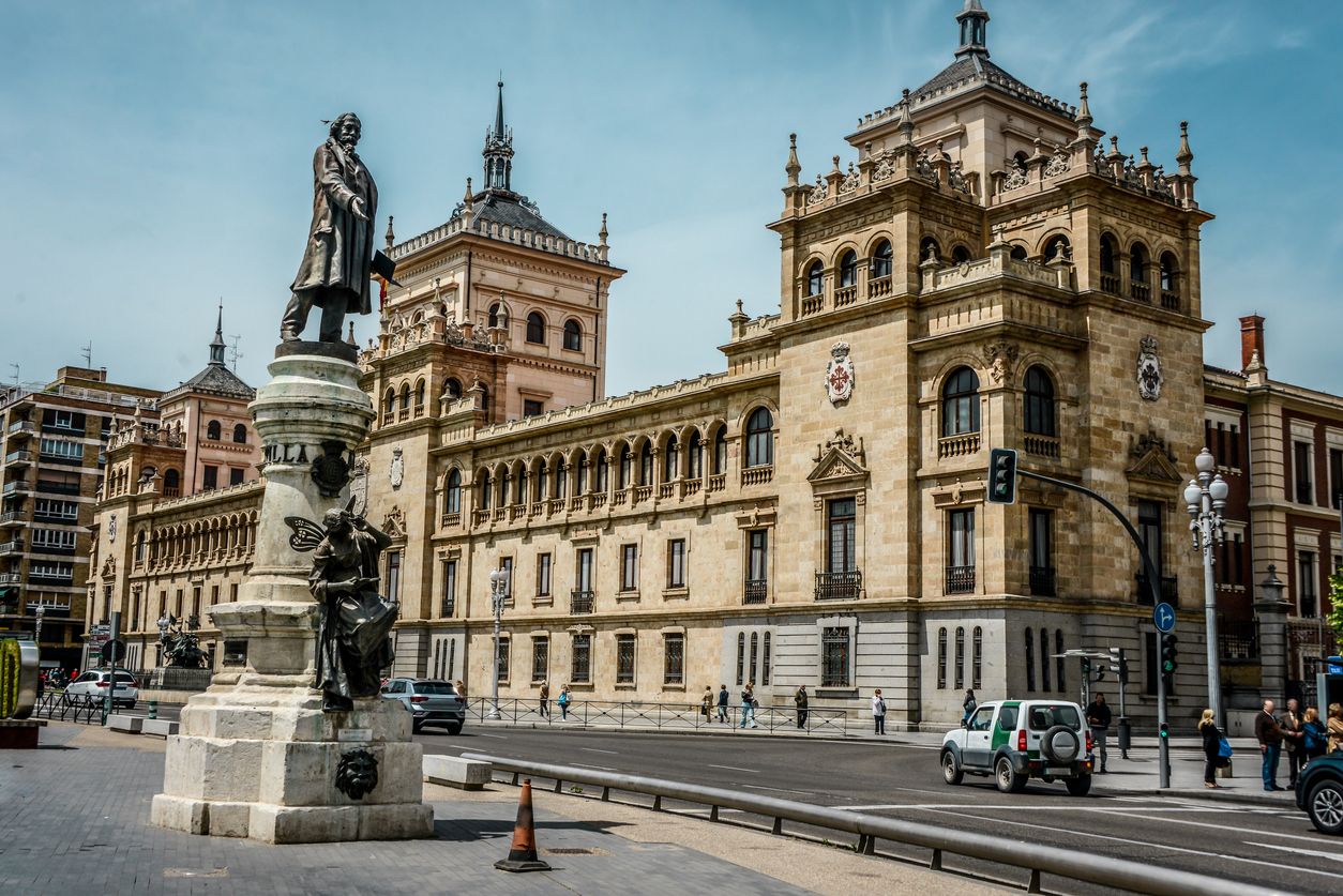 Los aficionades a la historia militar deben visitar la Academia.