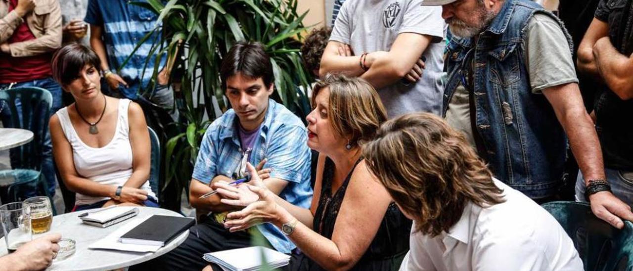 Ana Taboada, en el centro, durante la reunión que mantuvo con músicos en el Cá Beleño.