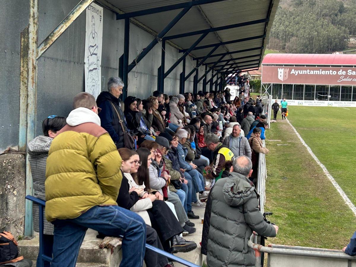 EN IMÁGENES: Así fue el derbi entre Salas y Cornellana, con victoria visitante en el último suspiro