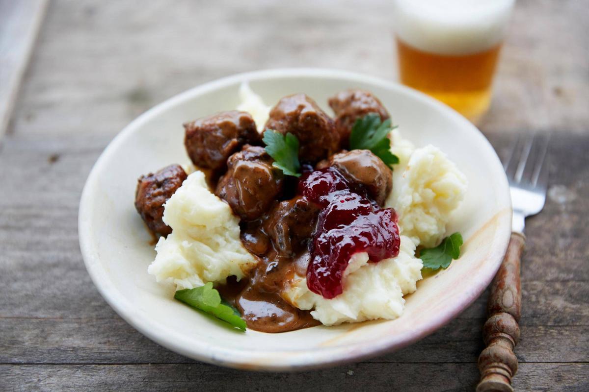 Albóndigas suecas tradicionales con puré de papas y arándanos rojos