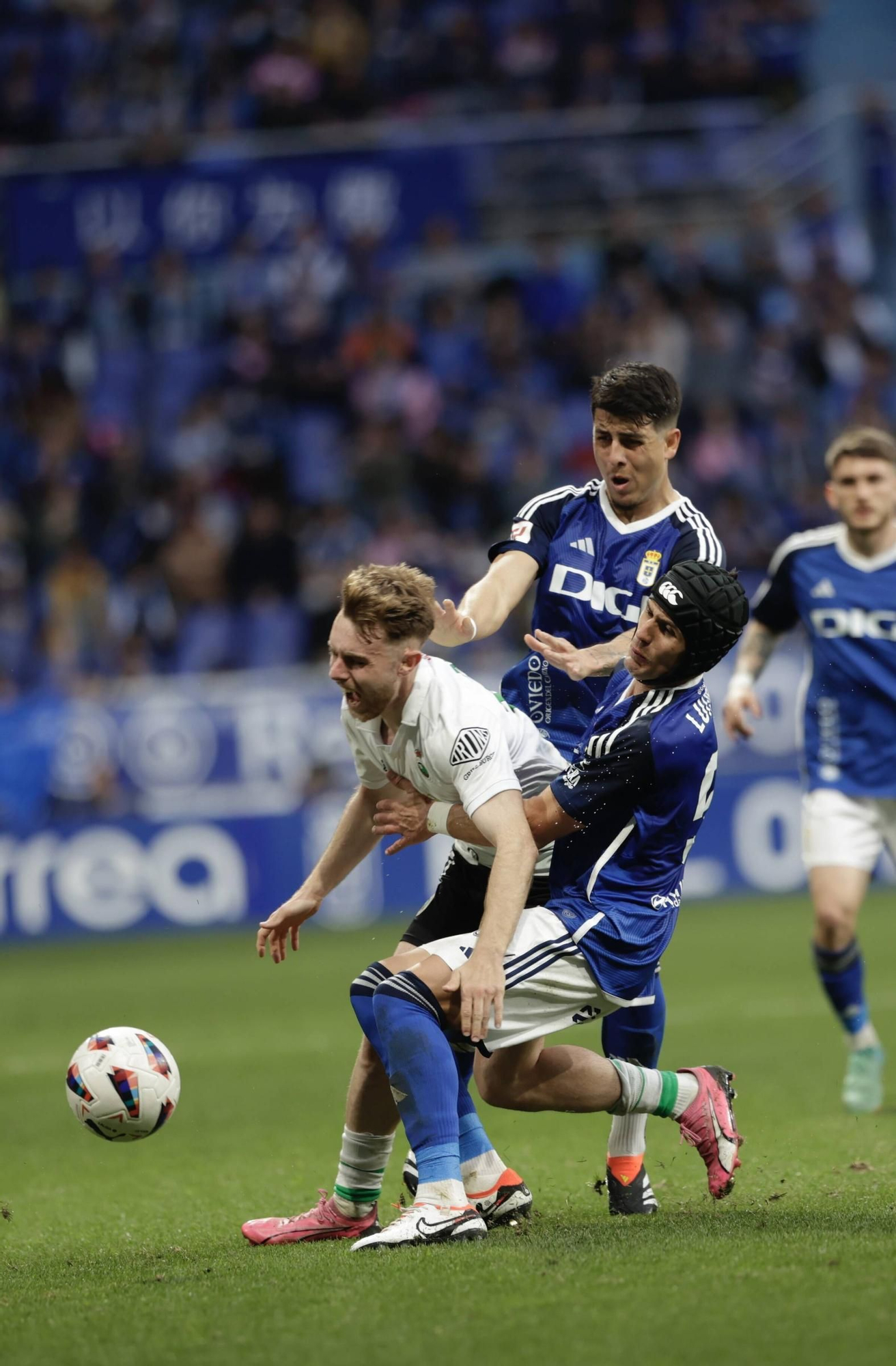 EN IMÁGENES: Partido y ambientazo del Real Oviedo-Racing de Santander disputado en el Tartiere