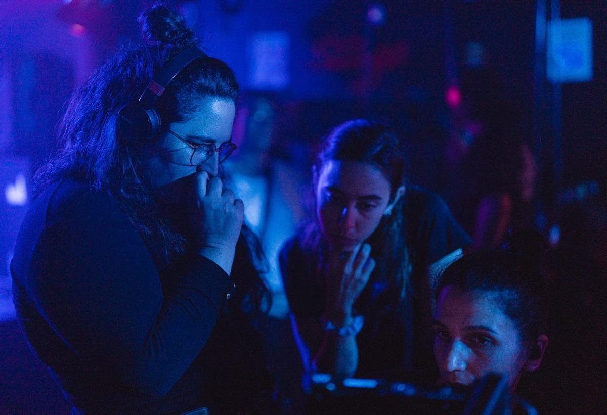 Silvia Fuentes, á esquerda, durante a rodaxe. |   SABELA EIRIZ