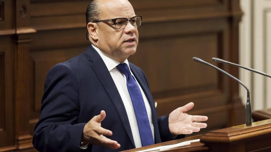 El consejero de Presidencia, José Miguel Barragán, durante el pleno de ayer en el Parlamento.