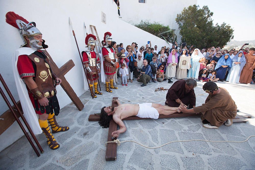 Centenares de personas asisten en el Puig de Missa a la recreación de la muerte de Jesucristo.