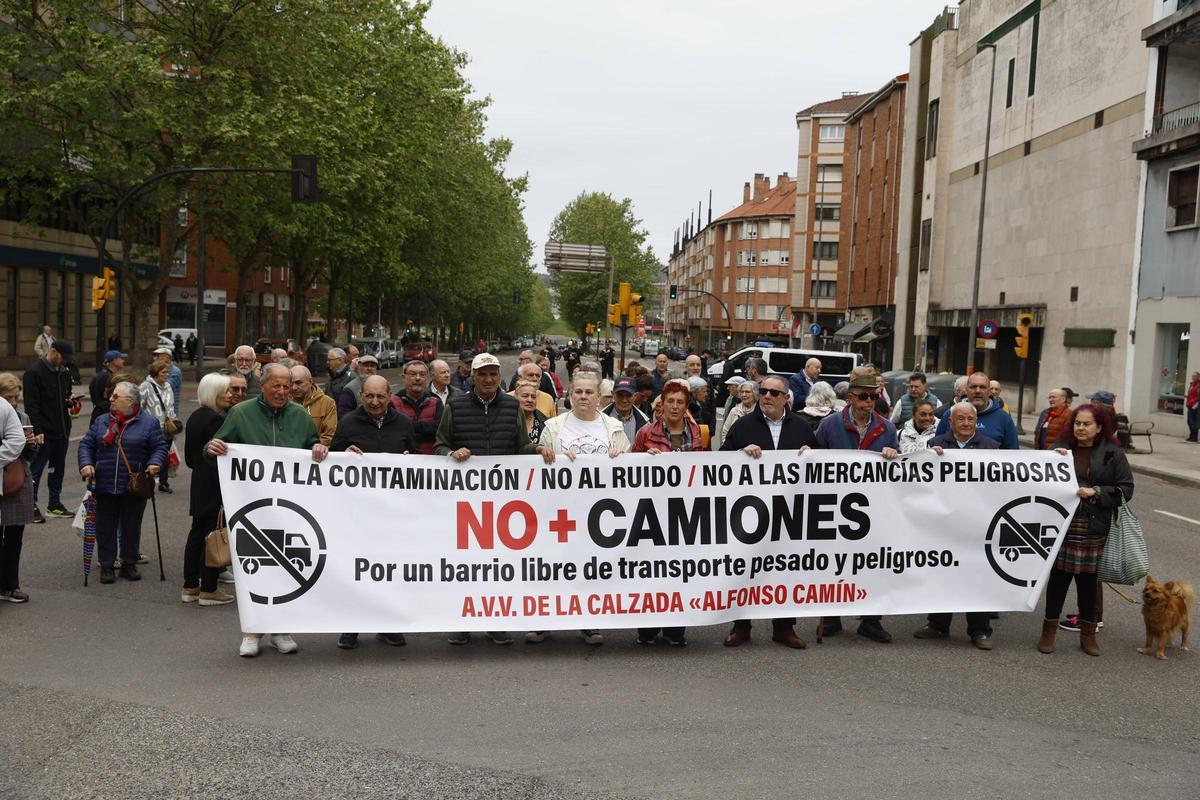 La protesta vecinal de La Calzada por los camiones en el barrio, en imágenes La protesta vecinal de La Calzada por los camiones en el barrio, en imágenes