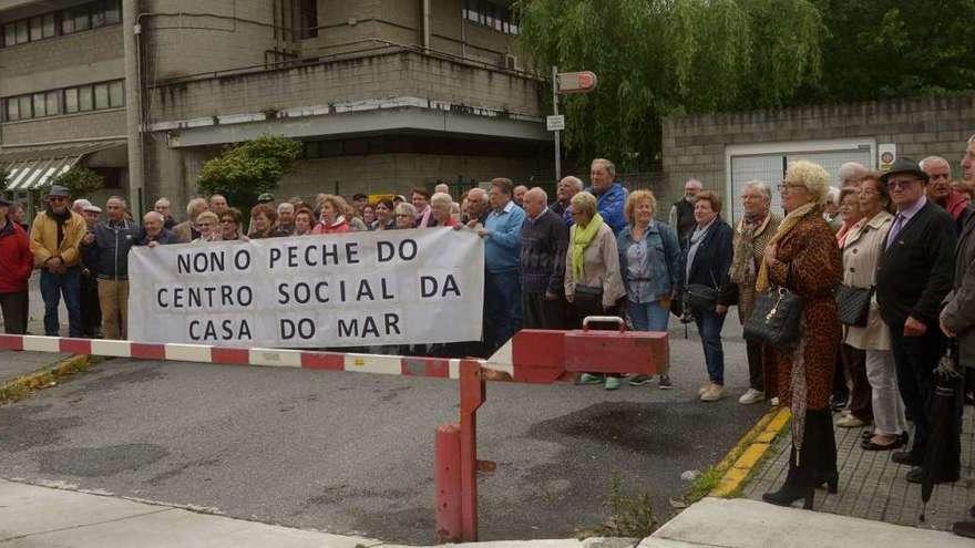 Los jubilados, pancarta en mano, salieron ayer a la calle para protestar por el cierre de su local. // Noé Parga