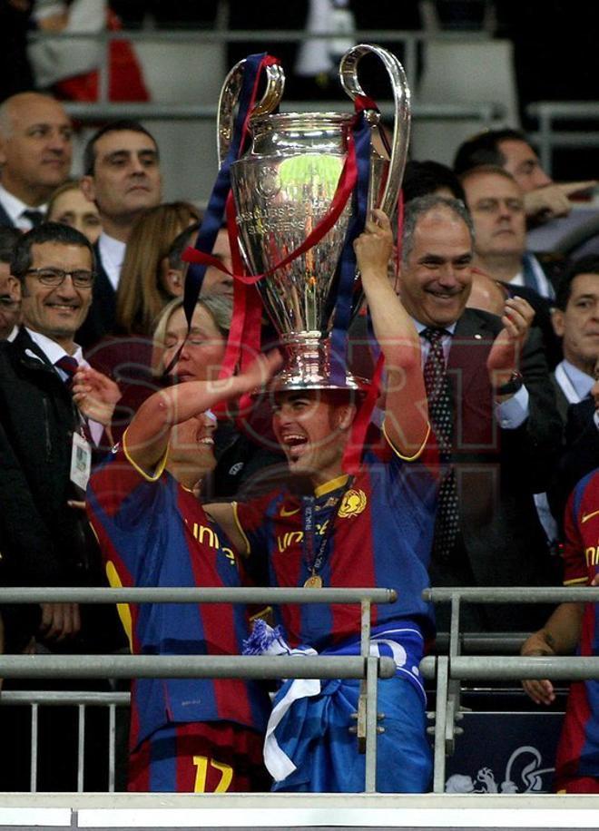 El 28 de mayo de 2011 David Villa y Pedro Rodríguez celebran con el trofeo tras ganar la final de la Liga de Campeones entre el FC Barcelona y el Manchester United en el estadio de Wembley, Londres.