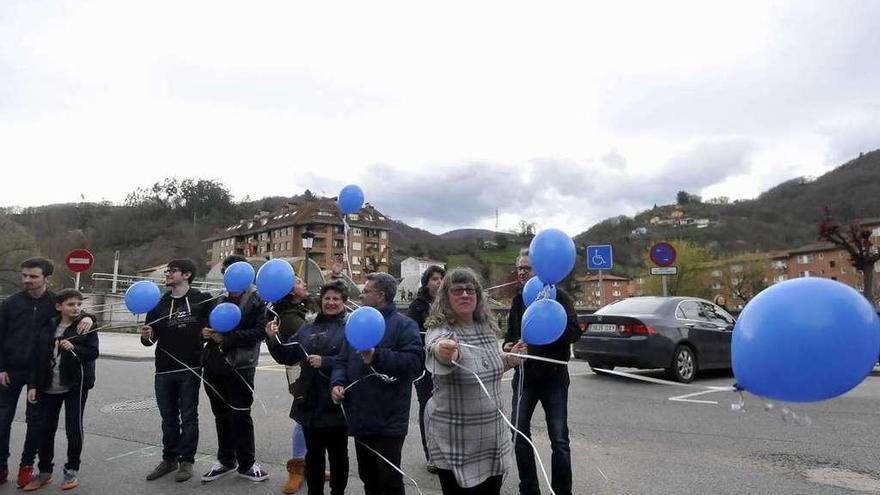 La suelta de globos azules, color que identifica a las personas con autismo.