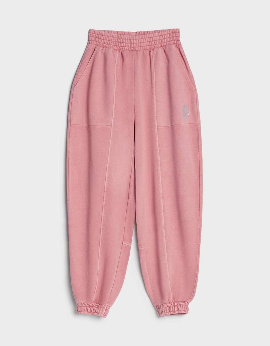 Pantalón jogger rosa de Bershka. (Precio: 19,99 euros)