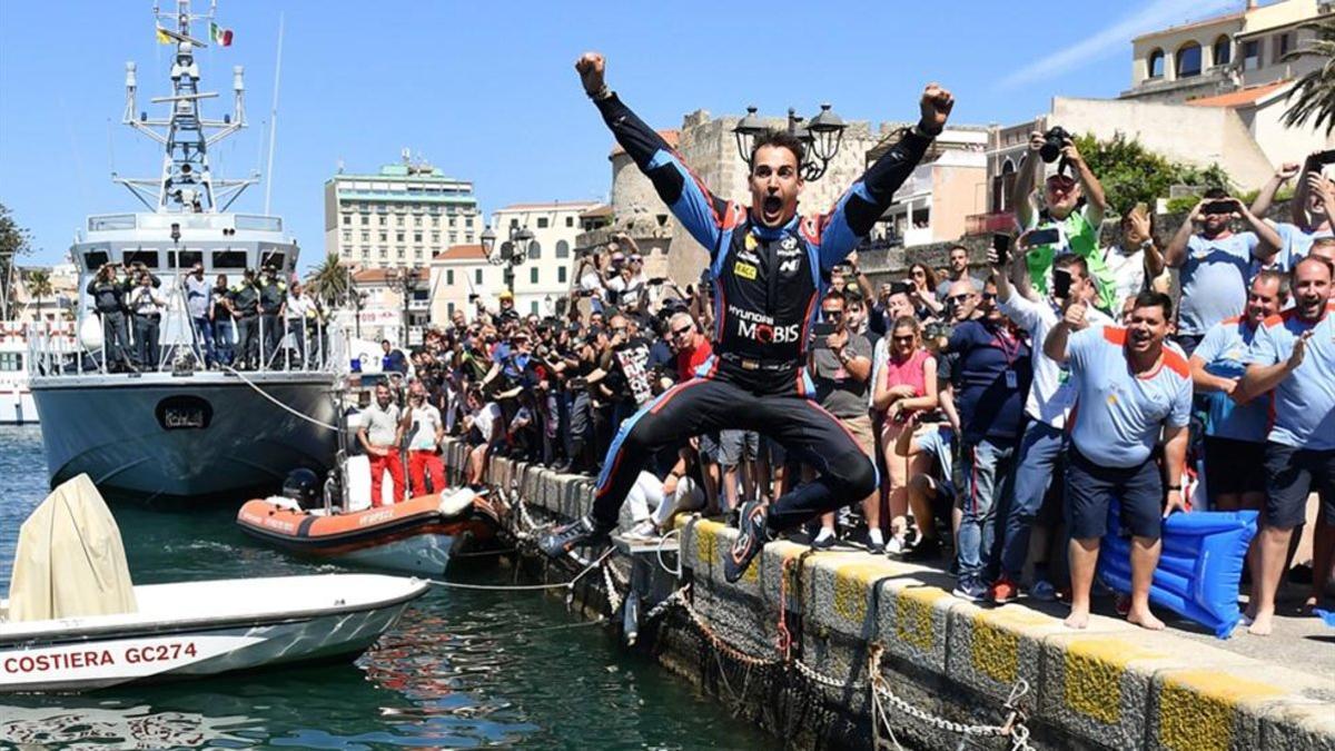 Sordo celebra su victoria en el Rally de Italia