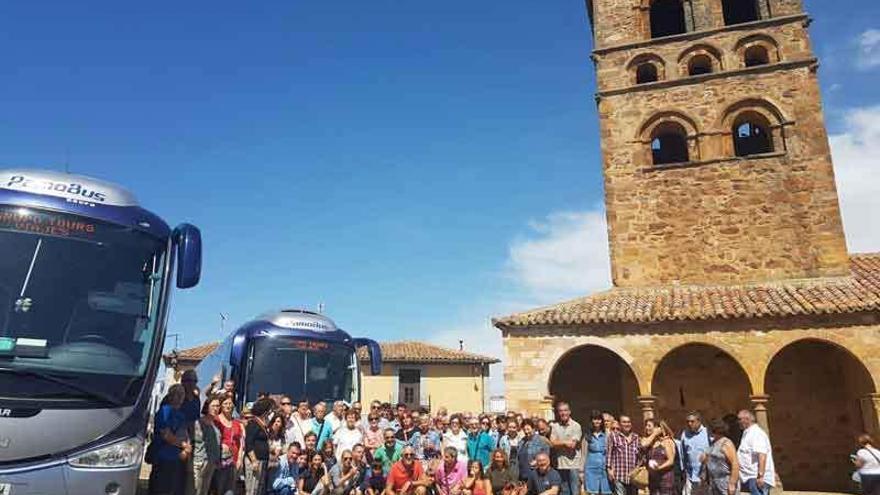 Los turistas de Alcalá de Guadaira posan frente a la iglesia de la Asunción de Tábara.