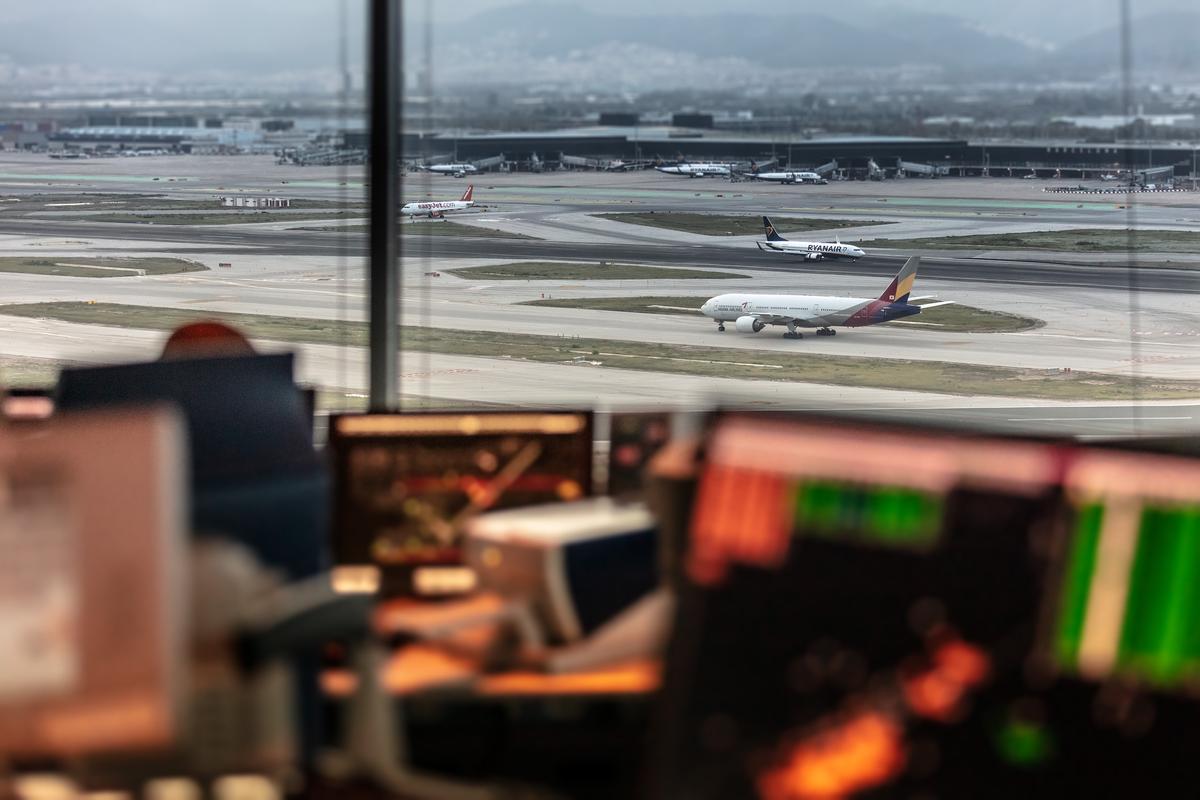 Imagen del aeropuerto de Barcelona-El Prat desde la torre de control de Enaire, gestor de la navegación aérea.