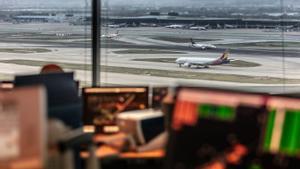 Imagen del aeropuerto de Barcelona-El Prat desde la torre de control de Enaire, gestor de la navegación aérea.