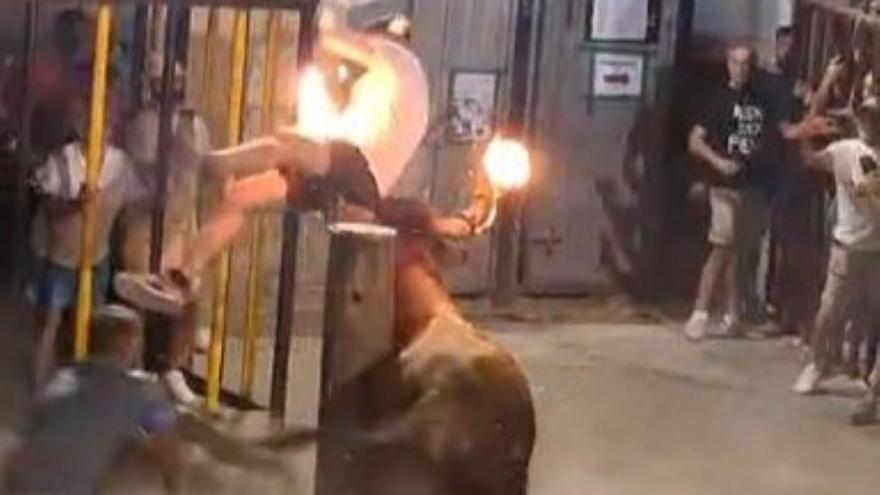 Revolcón a un joven en las fiestas de Algar de Palància