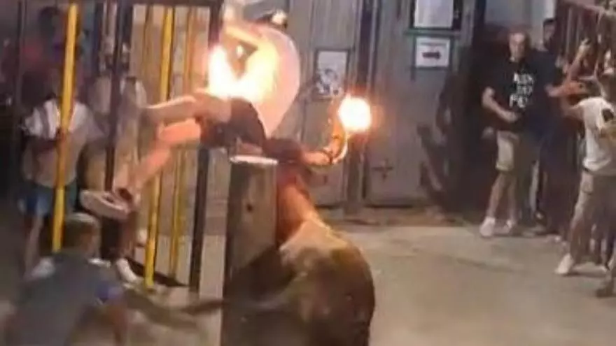 Revolcón a un joven en las fiestas de Algar de Palància
