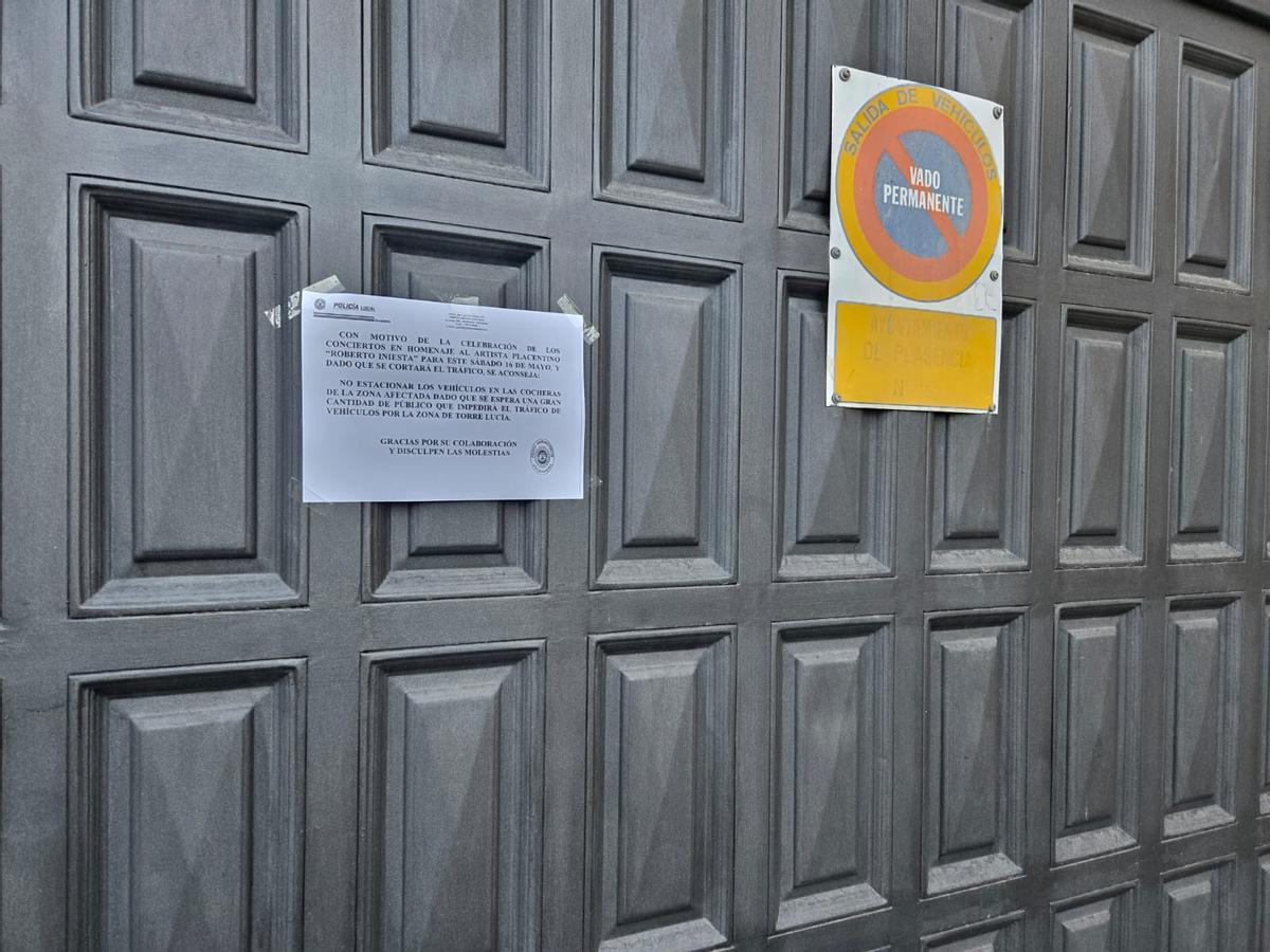 Cartel colocado por la Policía Local de Plasencia en una cochera de Torre Lucía.
