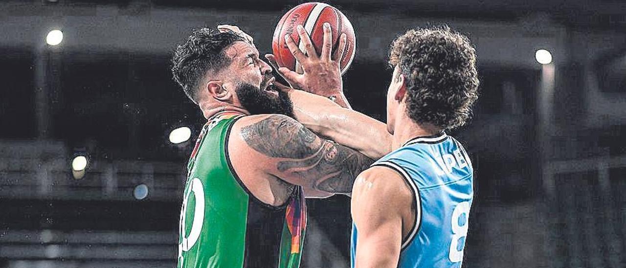Dikembe André es objeto de falta durante el partido ante el Estudiantes.
