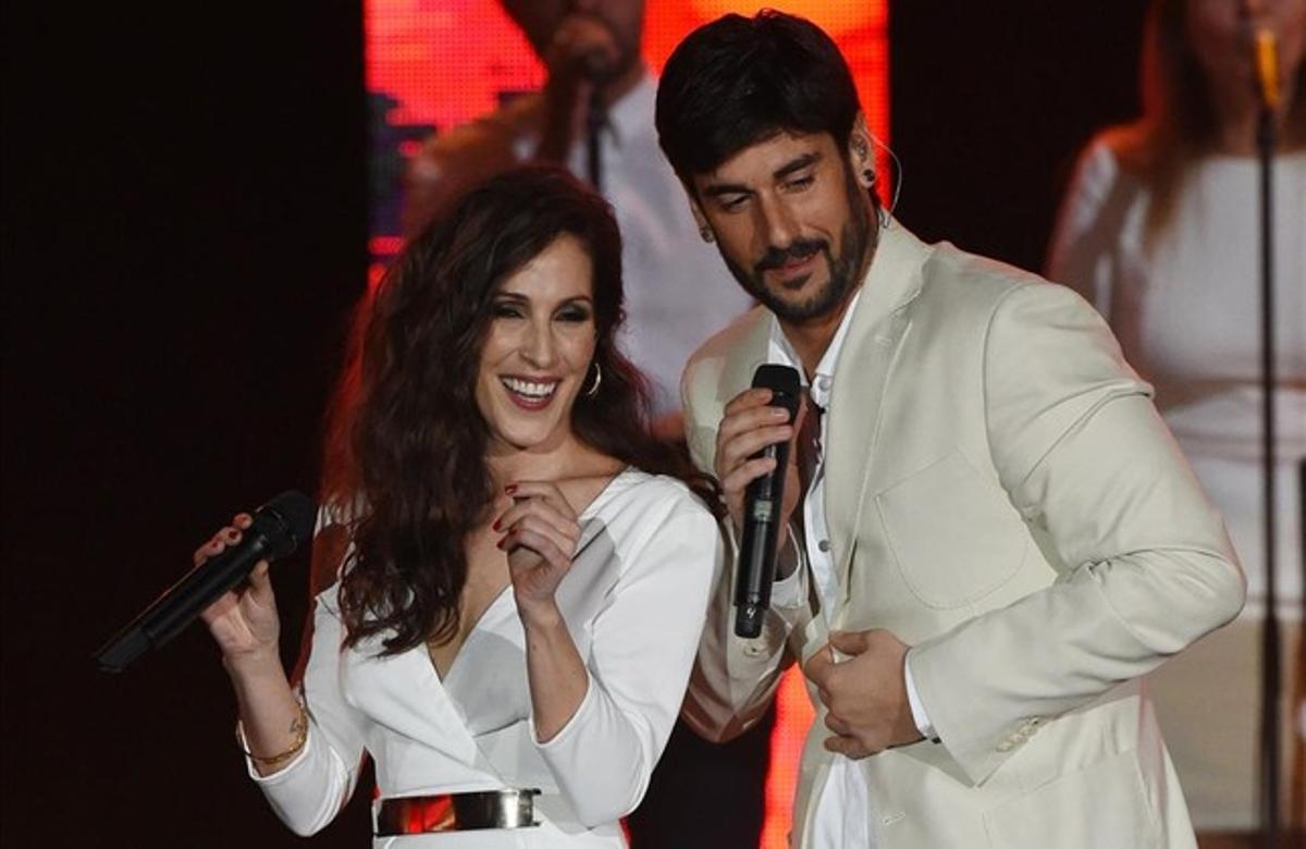 Malú i Melendi, durant la seva actuació a l’escenari de la gala dels Grammy Llatins.