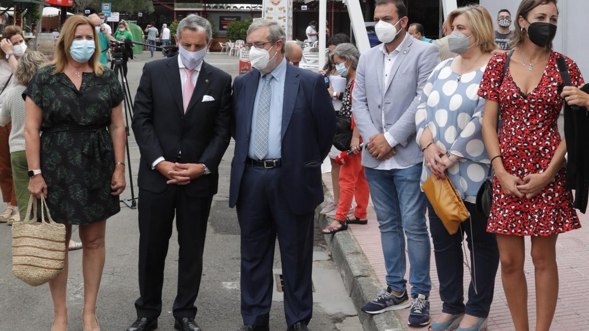 Carmen Arbesú, Pedro López, Gregrio Rabanal, Manuel Ángel Álvarez, Ana Díaz y Delia Campomanes, en la feria.