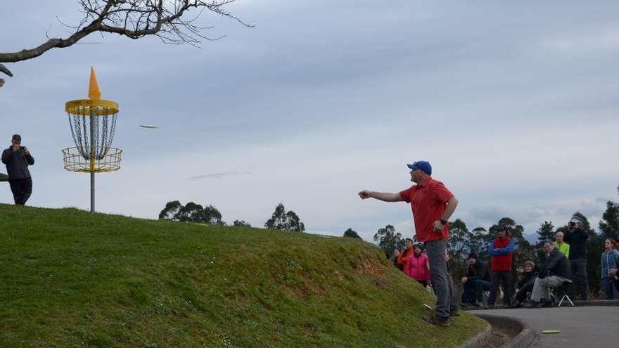 Un participante en el campeonato de disc golf de ayer en Oviedo.