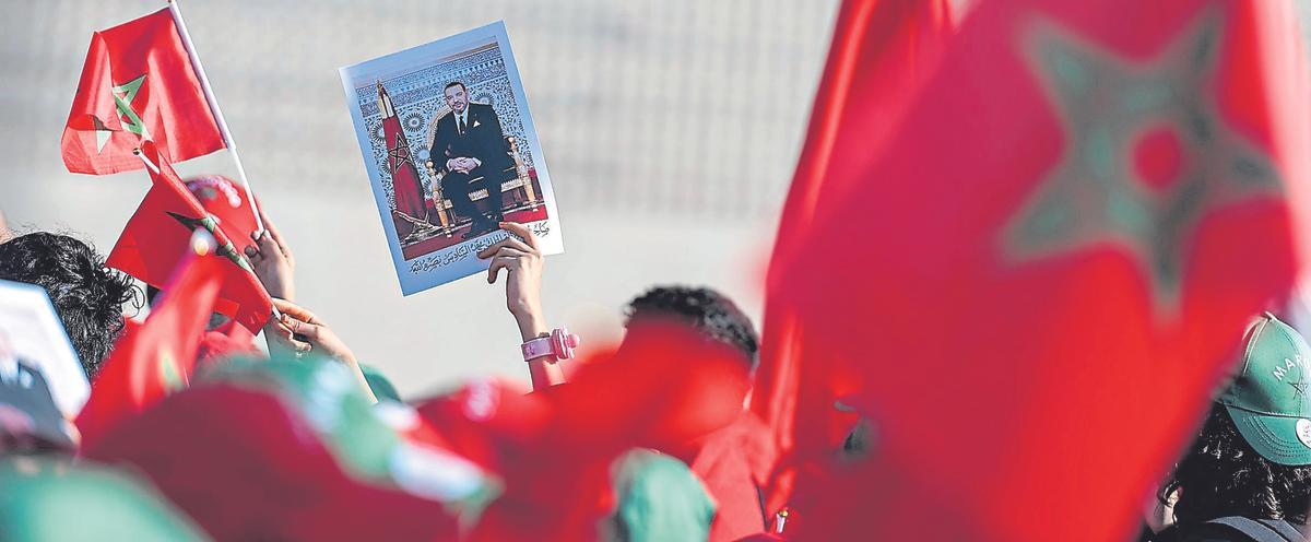 Un hombre sostiene una foto de Mohamed VI en la celebración de los 50 años de la Marcha Verde, en El Aaiún.