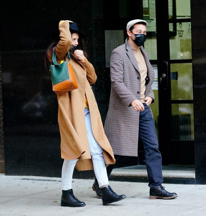 Katie Holmes con botines planos de cordones en color negro