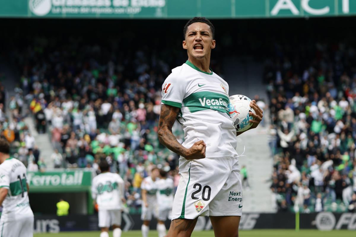 ELCHE (ALICANTE), 09/05/2026.- El delantero del Elche Álvaro Rodríguez celebra el primer gol de su equipo durante el partido de la jornada 35 de LaLiga que el Elche y el Alavés disputan este sábado en el estadio Martínez Valero. EFE/ Pablo Miranzo