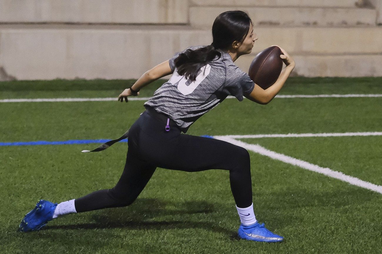 Dinamismo, estrategia y valores en el flag football.