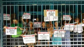 Inesperado encierro vecinal en el centro de salud de Rebolería: "Queremos que nos escuchen"