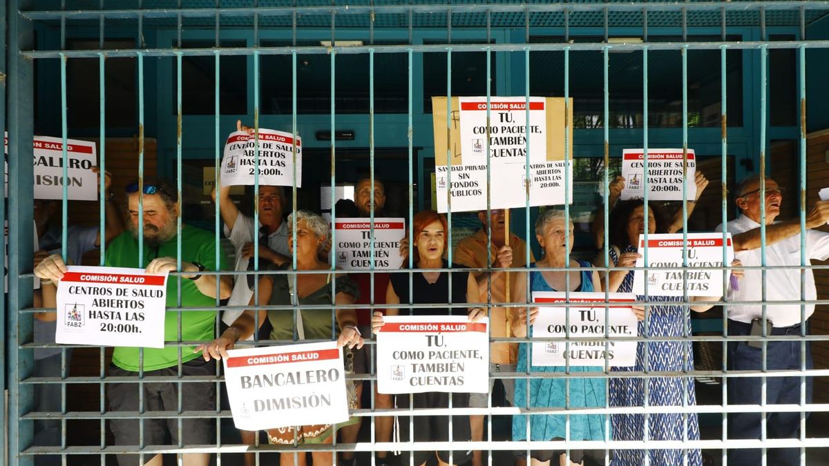 Una veintena de vecinos se encierra en el centro de salud de Rebolería.