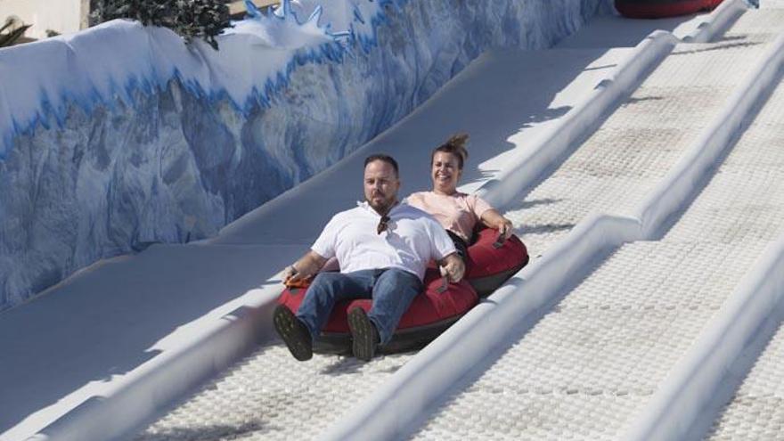 ¿Quieres lanzarte por el tobogán gigante de hielo de Santa Cruz?