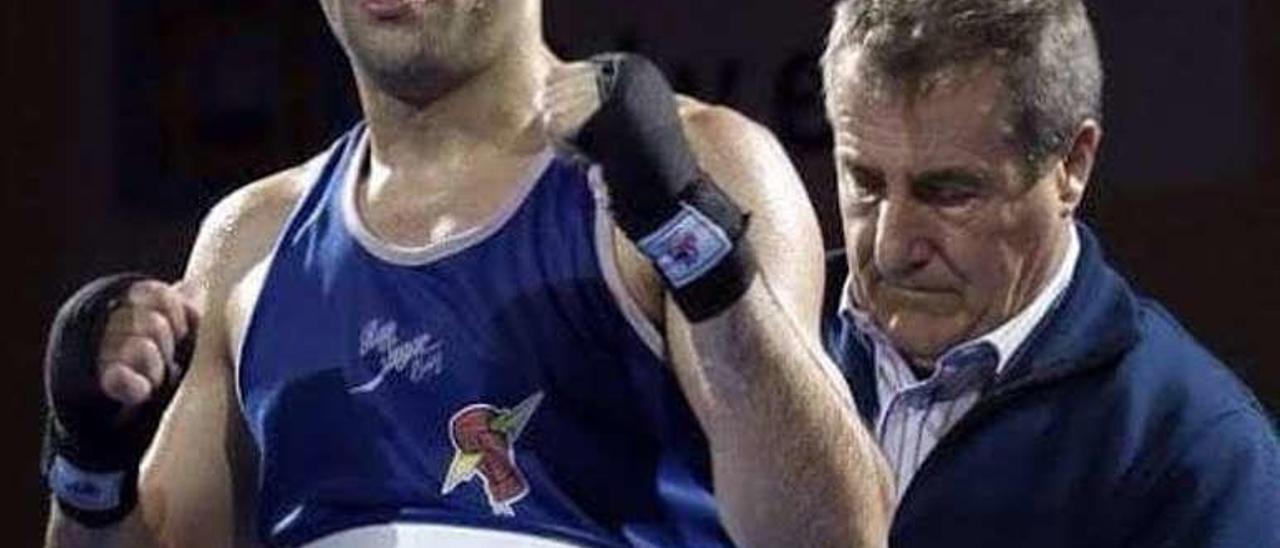 Aarón González, con el cinturón de campeón gallego. // FdV