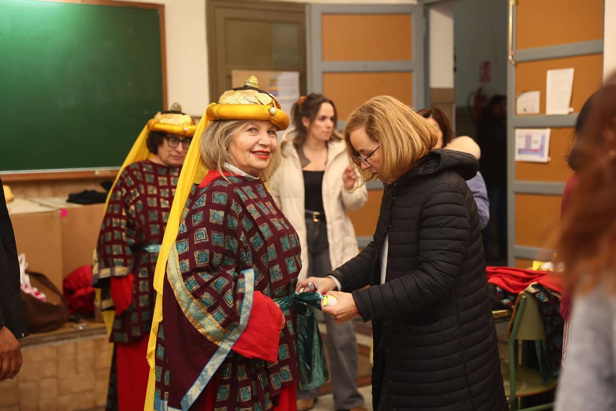 Reportaje con las pruebas de los trajes de la comitiva de los reyes Magos en la Cabalgata de Oviedo. Quedamos a las 16:45 en la puerta del Alfonso con uno de los grupos que va a desfilar