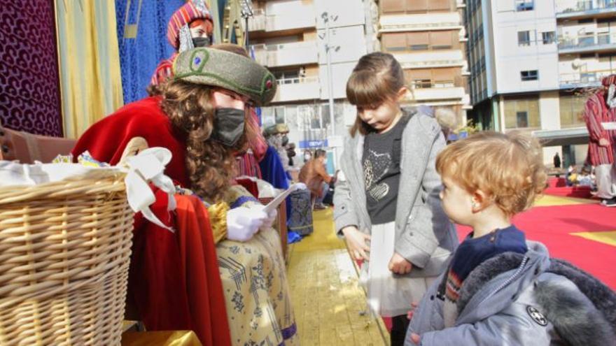 Los mensajeros de los Reyes Magos movilizan a 2.000 niños en Vila-real
