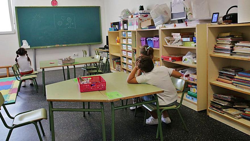 1. Varios alumnos en la nueva aula. 2. Acceso al colegio provisional desde el pabellón. 3. Entrada al pabellón. 4. Antiguo colegio que estará este curso en obras. 5. Exterior del antiguo colegio.