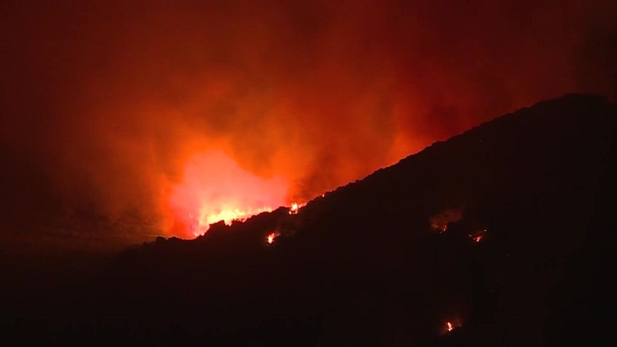 El incendio forestal de Tarifa obliga a evacuar la zona turística de La Peña El incendio forestal de Tarifa obliga a evacuar la zona turística de La Peña