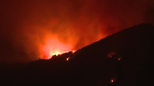 El incendio forestal de Tarifa obliga a evacuar la zona turística de La Peña