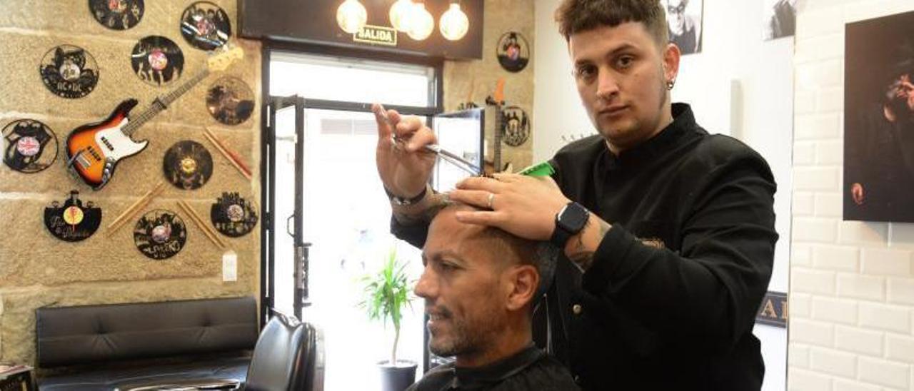 Bruno Rodríguez, ayer, trabajando en su peluquería de Cangas.    | G.N.